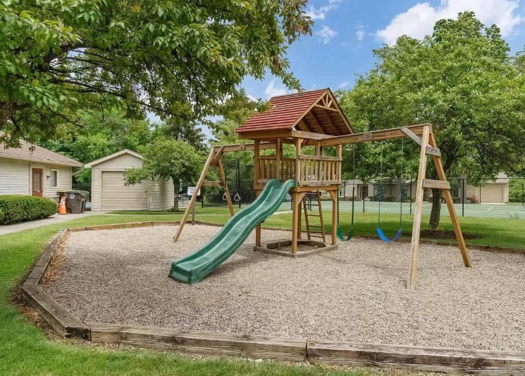 Family Friendly And Quite 2 Bedroom Condo Close To Fun فورت واين المظهر الخارجي الصورة