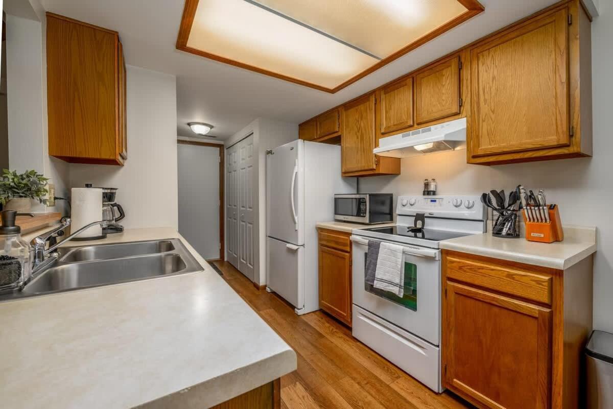 Family Friendly And Quite 2 Bedroom Condo Close To Fun فورت واين المظهر الخارجي الصورة