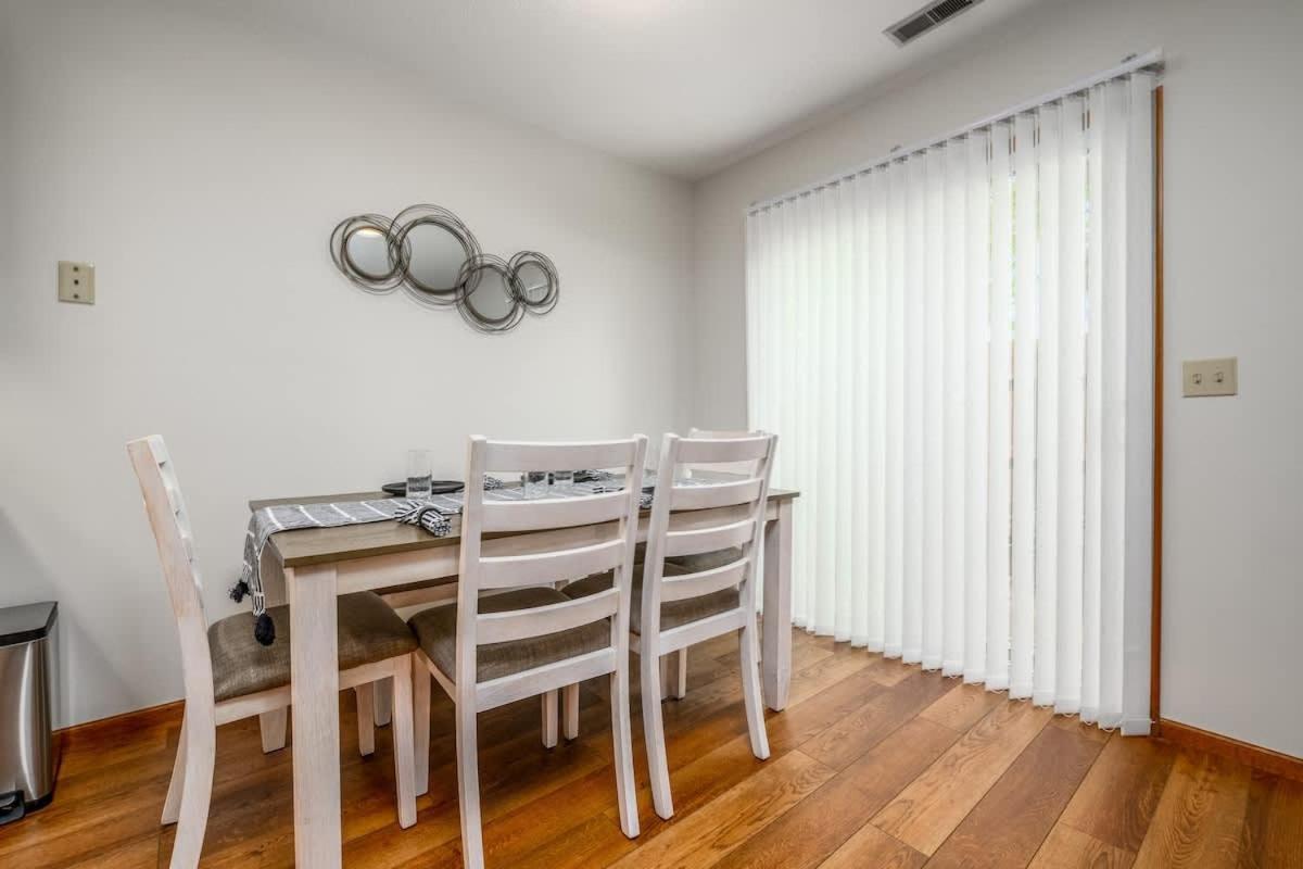 Family Friendly And Quite 2 Bedroom Condo Close To Fun فورت واين المظهر الخارجي الصورة
